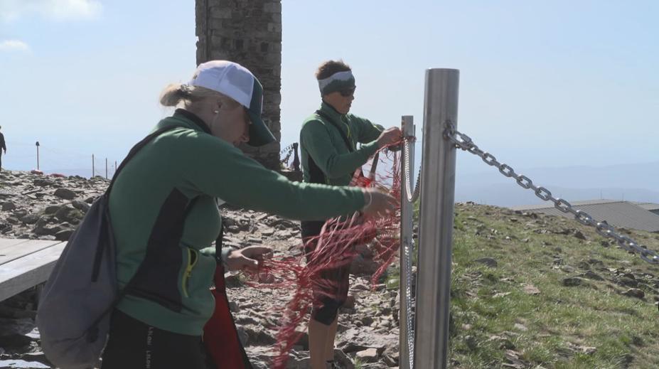 Na Sněžce bojují s neukázněnými turisty. Vstupu mimo trasy brání sítě