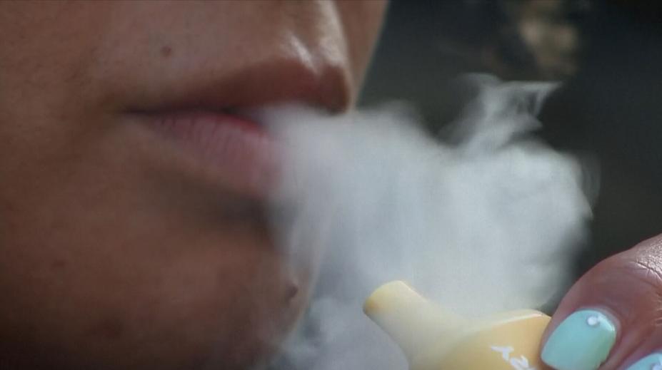 Na pultě je nenajdete. Nebezpečné e-cigarety nabízejí prodejci tajně