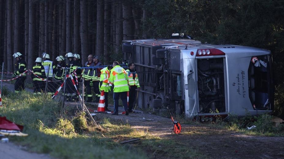 Na německé dálnici havaroval zájezdový autobus. Dva mrtví a mnoho zraněných
