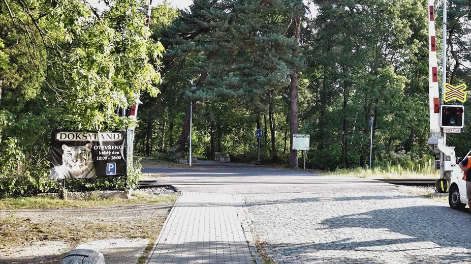 V Doksech někdo ulomil závoru u přejezdu. Vandalovi hrozí až tři roky vězení