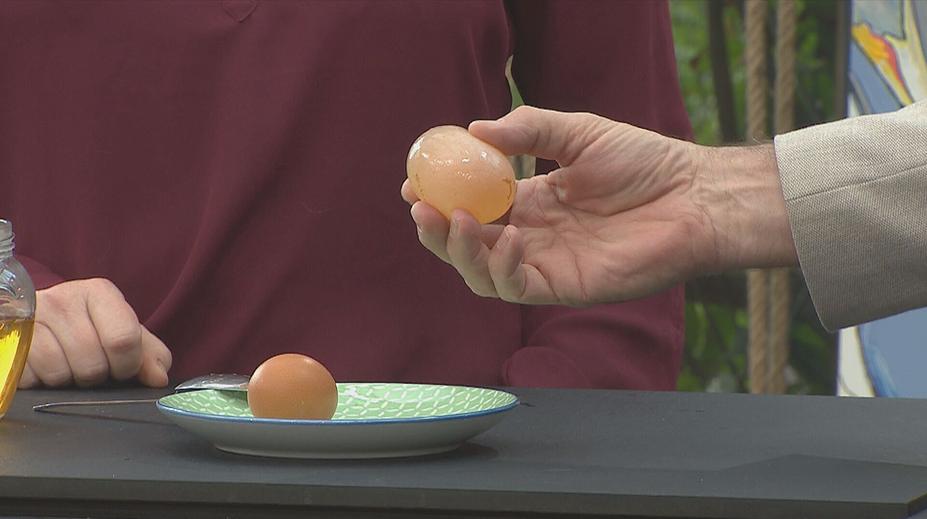 NÁVOD: Stříbrné či gumové vejce? Vyzkoušejte tyto velikonoční experimenty
