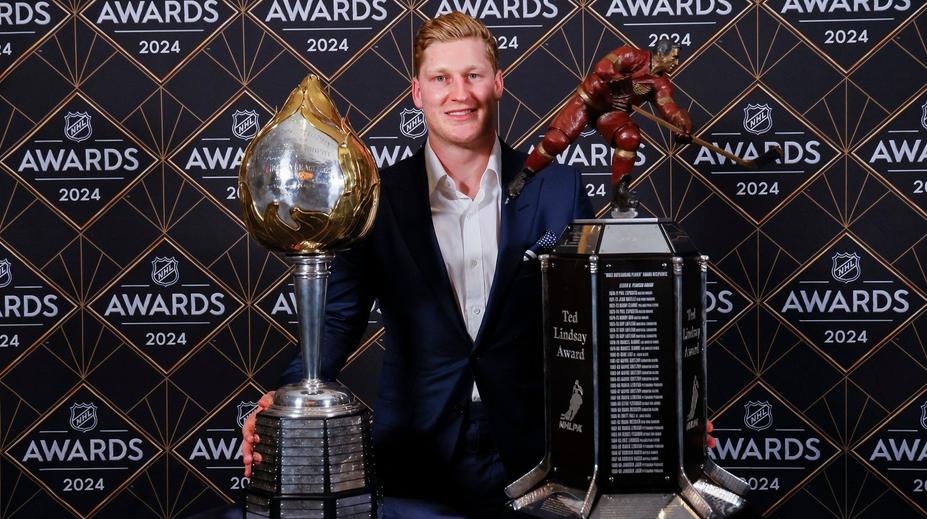 MacKinnon je hráčem sezóny NHL, McDavid bez trofeje. Nováčkem Bedard