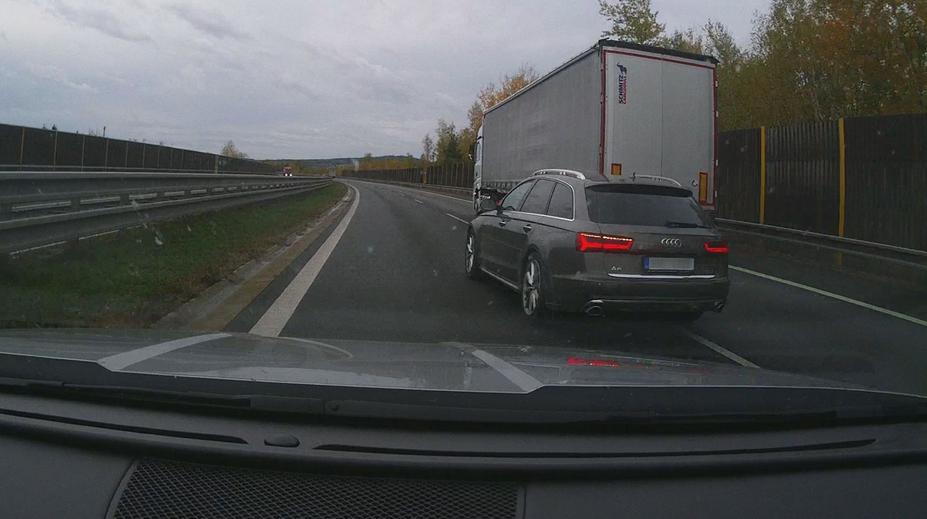 Šílené předjíždění na dálnici! Je zázrak, že se nikomu nic nestalo, říká expert