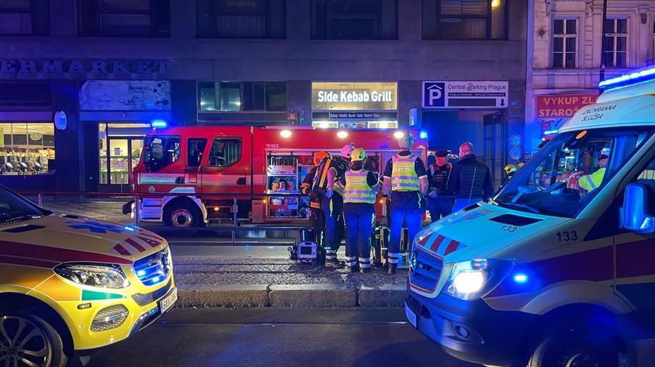 Při požáru bytu v Praze zemřel člověk, desítky lidí museli evakuovat