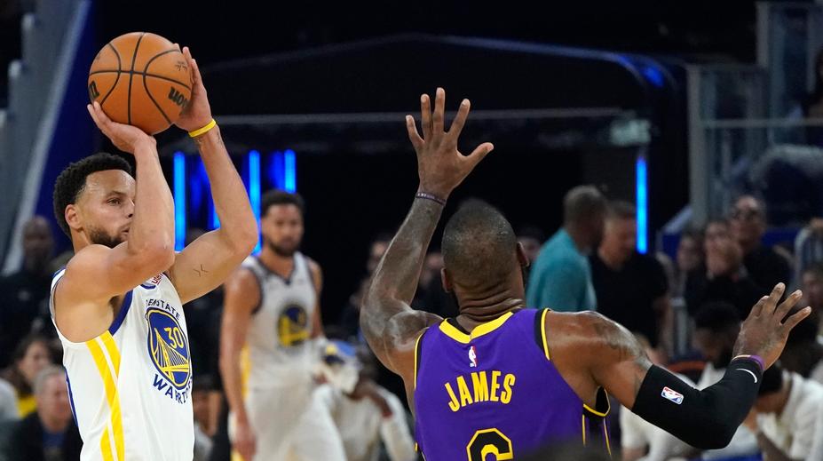 NBA začala! Curry v souboji s LeBronem dovedl Warriors k prvnímu vítězství