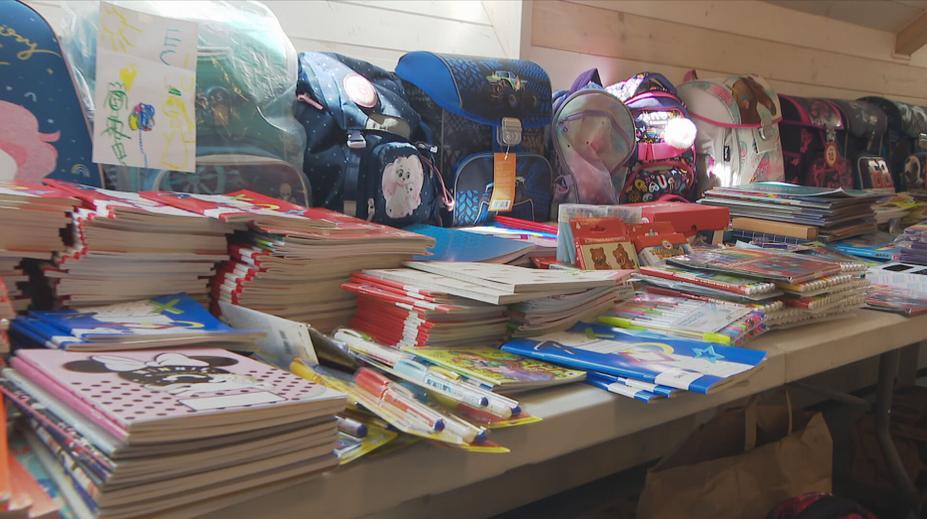 Mnoho školáků nemá přístup k potřebám. Jak jim pomoct, poradí manažerka charity