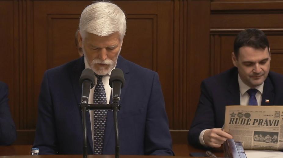 Macinka si při Pavlově projevu četl Rudé právo. Zajímaly ho články o armádě