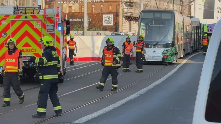 Auto v Praze narazilo do motorky a tramvaje, ta vykolejila. Řidič osobáku zemřel