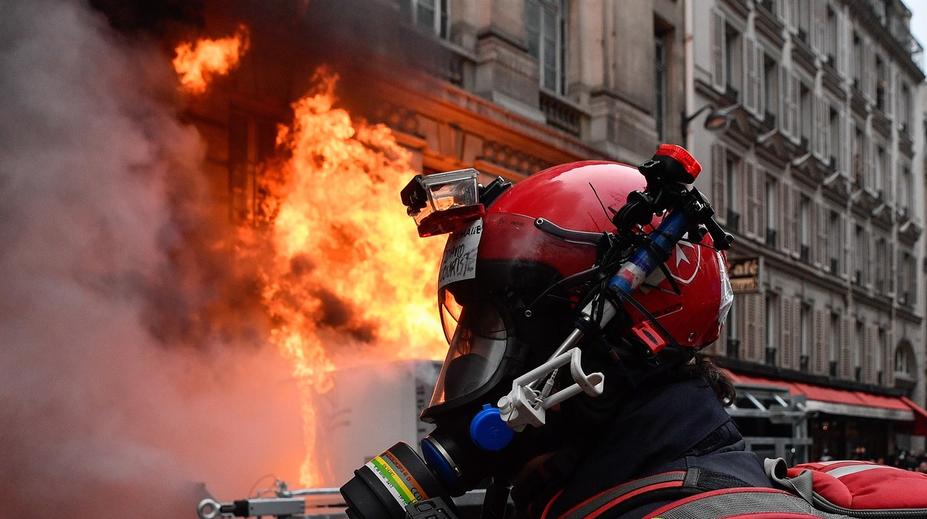 Blokády silnic i střety s policií! Francii ochromují masivní protesty