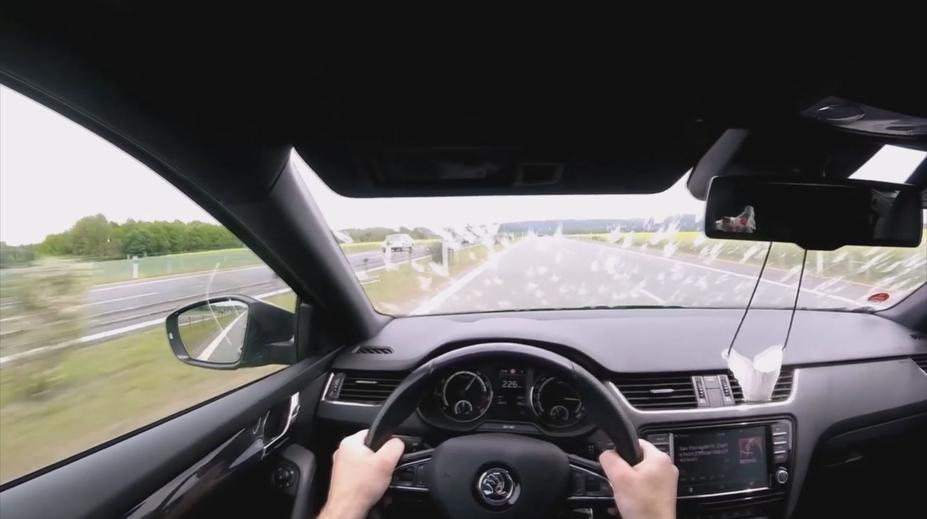 VIDEO: Řidič trefil roj hmyzu ve 250 km/h. Na několik vteřin byl jako slepý