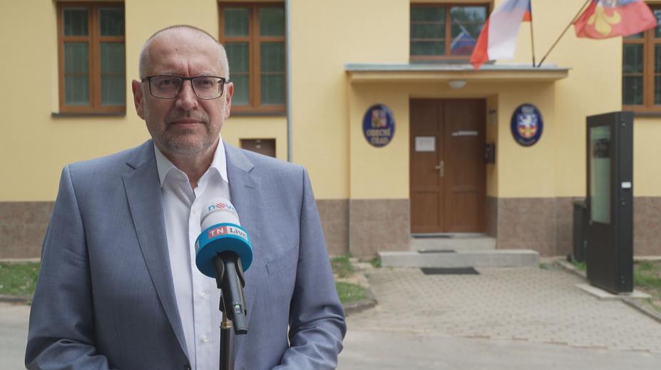 Vysvědčení pro ministra školství Beka: Dostal dvojku z chování za papalášství