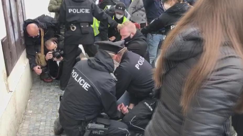 Policie při protestech řešila pokus o krádež vlajky, zadržela šest lidí!