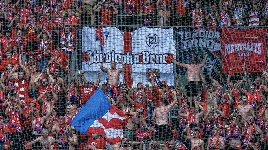Ostuda fanoušků Zbrojovky. Po debaklu poničili vlak i toalety v Edenu