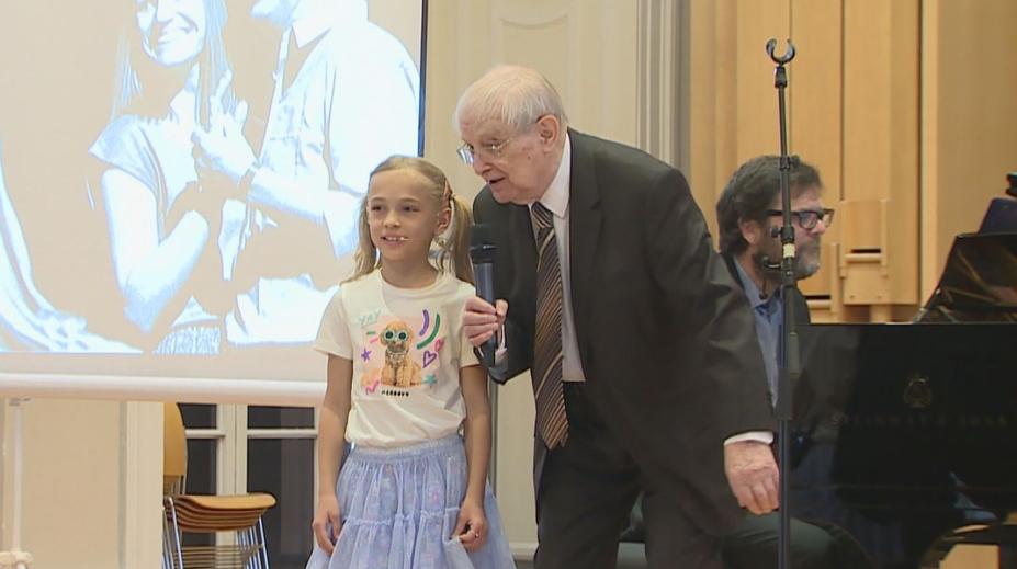 Vzpomínka na Jiřího Menzela. Dojatý Suchý zazpíval s režisérovou dcerkou