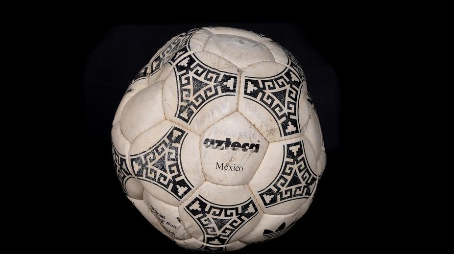 Další předmět z Maradonovy kariéry jde do aukce. Tento míč bude stát miliony