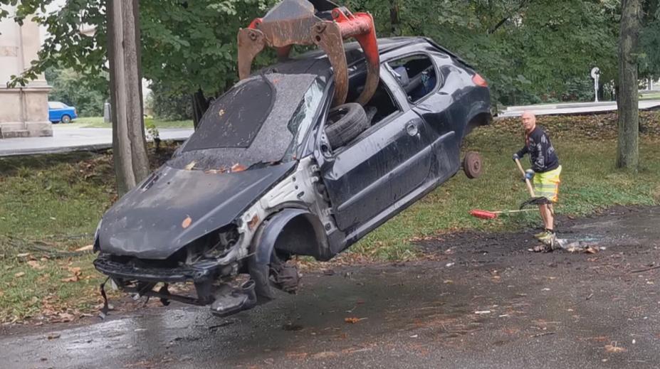Autovraky blokují parkovací místa. Město nabízí jejich likvidaci zdarma