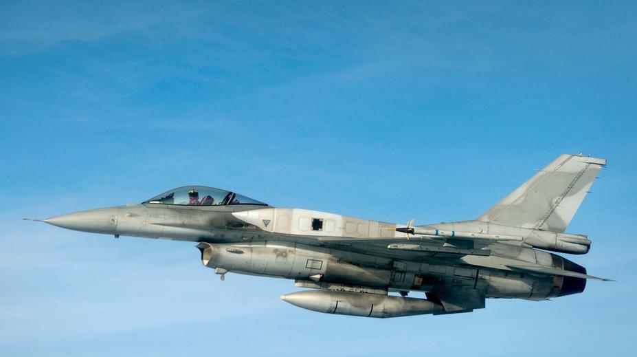 Během letu vypadla ze stíhačky F-16 součástka. Narazila do auta