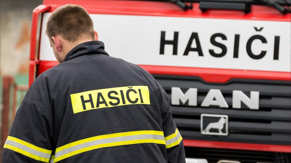 Na Šumavě hoří les. S ohněm bojují desítky hasičů, platí třetí stupeň poplachu