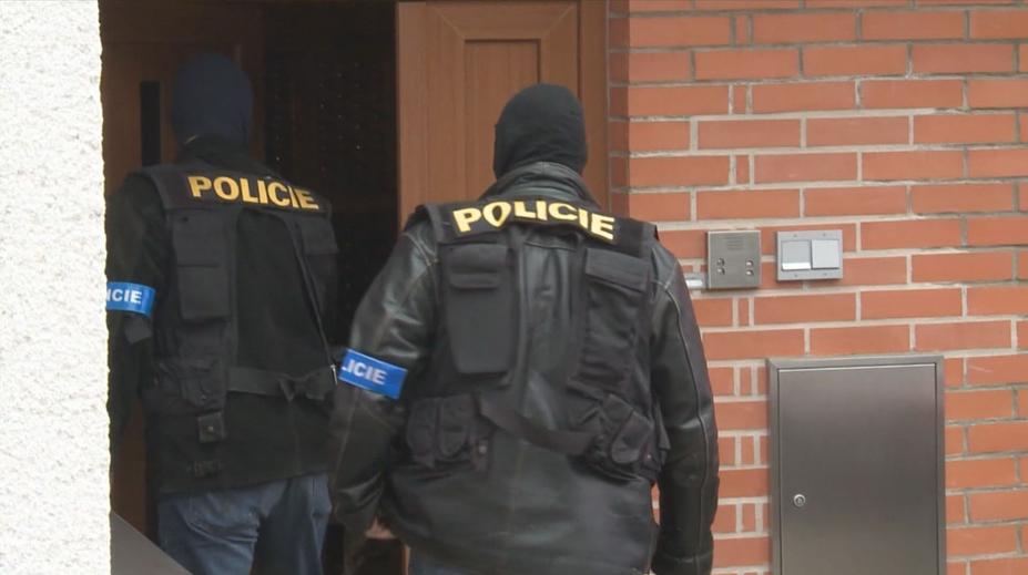 Padl verdikt za donášení lihové mafii. Bývalým celníkům hrozí až 16 let vězení