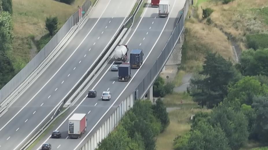Policie kontrolovala nebezpečné předjíždění. Za pár hodin pokutovali 15 kamionů