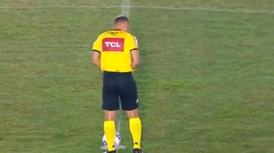 Neuvěřitelné! Když musíš, tak musíš. Sudí se vymočil přímo na střed hřiště
