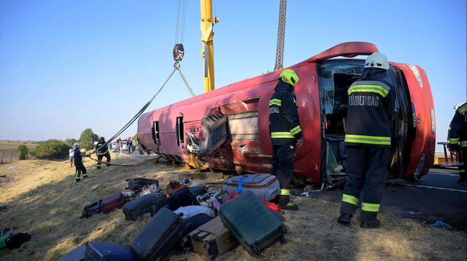 Na maďarské dálnici havaroval autobus s turisty. 12 mrtvých, mnoho zraněných