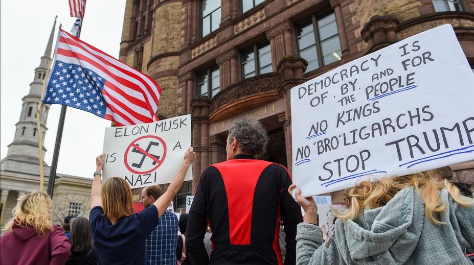 S Trumpem nesouhlasí ani polovina USA. Protestují lidé v ulicích i politici