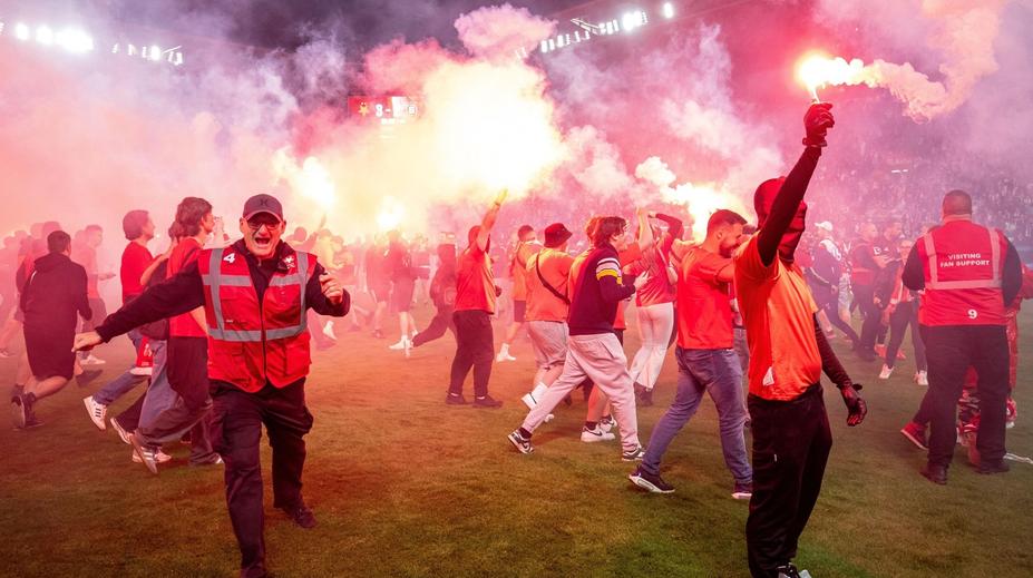 Selhání Roučka, že nepřerušil derby? Bývalý sudí Jílek kolegu chápe
