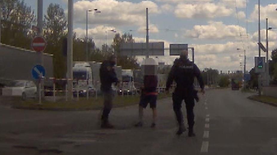 Zatmění za volantem: Mladík neudržel auto na silnici, hlídce pak zatancoval!