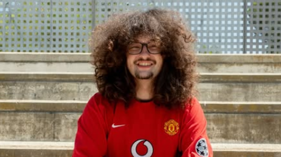 Už to vzdej, radí mu ostatní. Fanoušek Manchesteru začíná sezónu s šíleným účesem