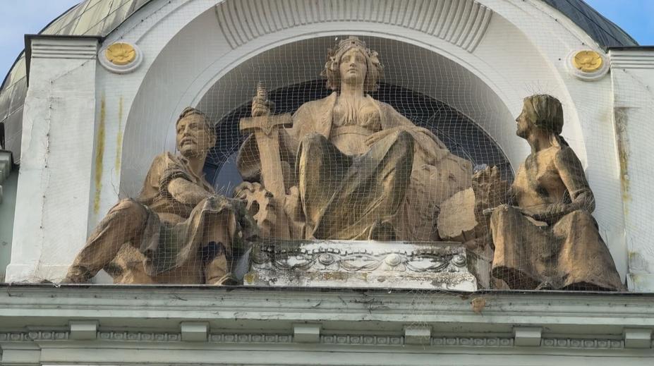 V Českých Budějovicích spadla socha jen kousek od zastávky