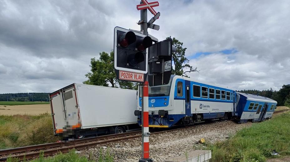 Vlak po srážce s náklaďákem na jihu Čech vyprostili. Železnice ale stále stojí