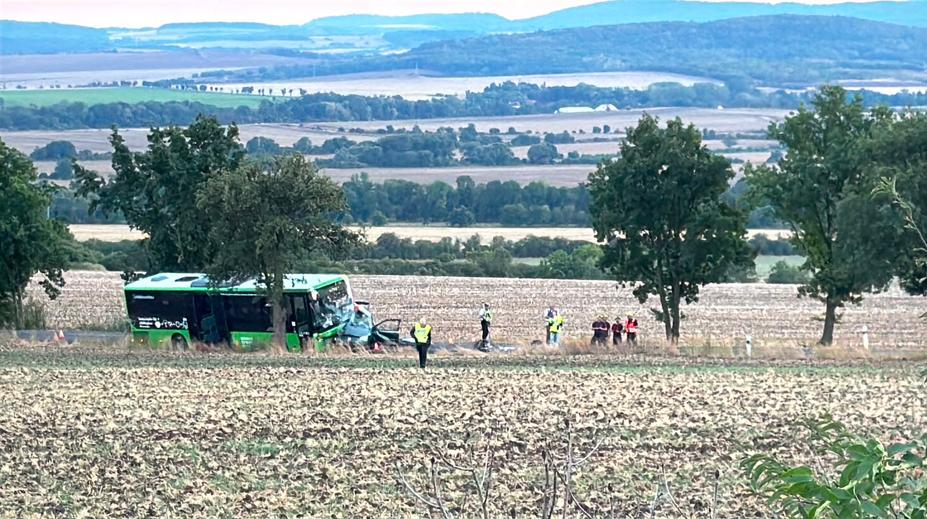 Tragická srážka autobusu s autem na Chomutovsku. Tři lidé zemřeli, řidič je zraněný