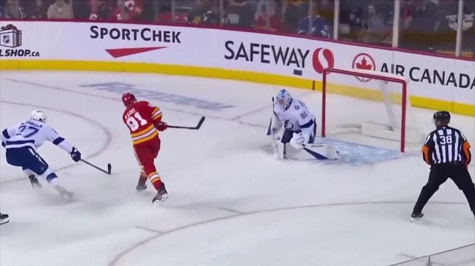 Přeskok, pirueta a gól. Útočník Calgary se blýskl výstavní trefou