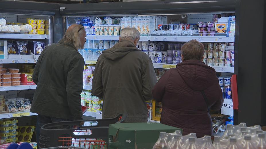 Češi šetří na potravinách. O to víc ale utrácejí za jiné věci