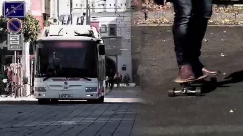 VIDEO: Muž hodil skateboard proti autobusu, v masce zůstala díra