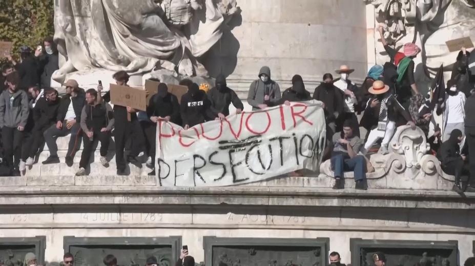Zákaz vycházení, zavřená muzea i metro. Paříž se připravuje na další protesty
