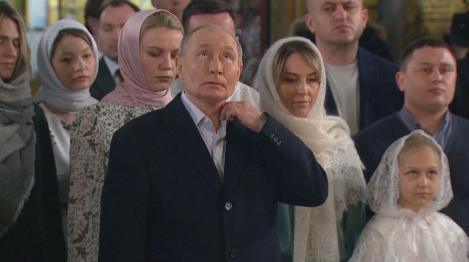 Putin na bohoslužbě působil nervózně. Západ chce udusit Rusko, řekl patriarcha