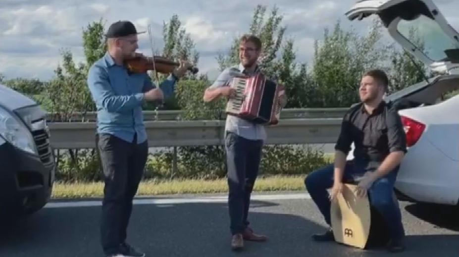 Folk jako lék na dlouhou chvíli. Hudebníci bavili kolonu na dálnici