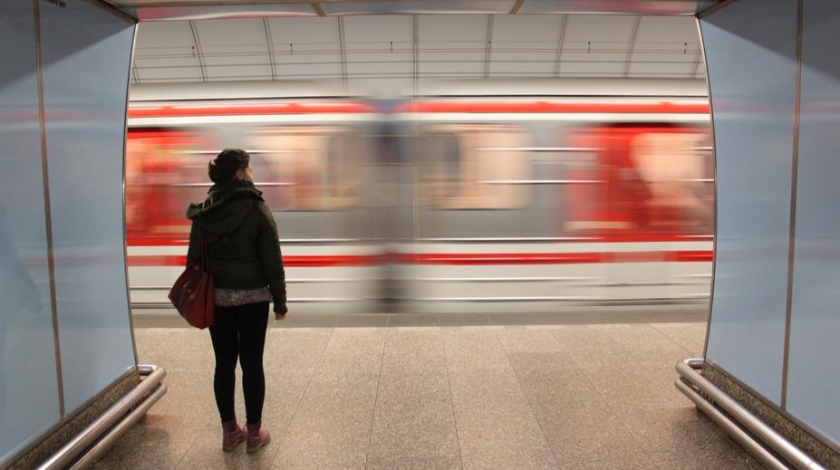Záběry, ze kterých mrazí: Seniorka se srazila s mužem a spadla přímo pod metro