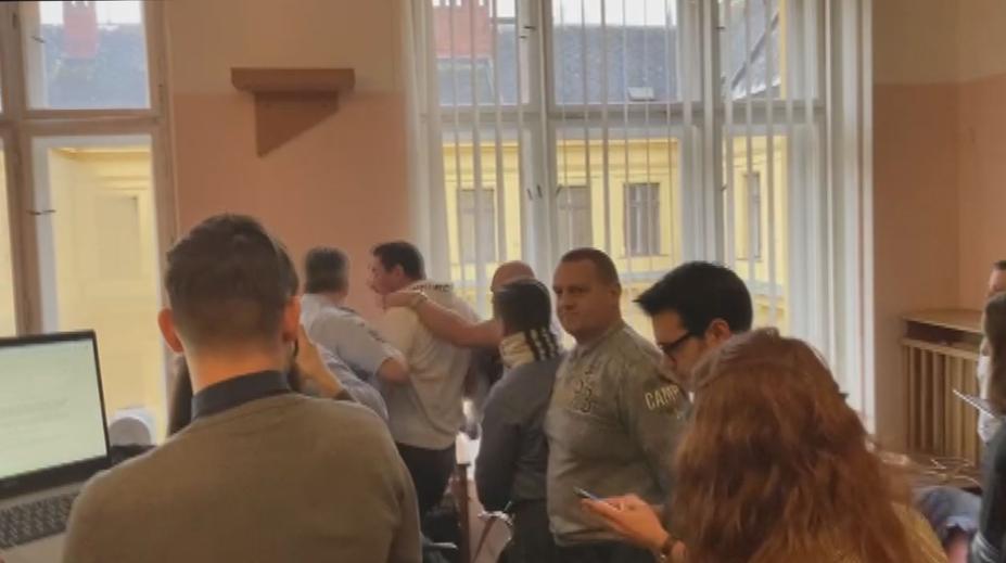 Soud s Andrejem Babišem narušil muž, musel být násilně vyveden