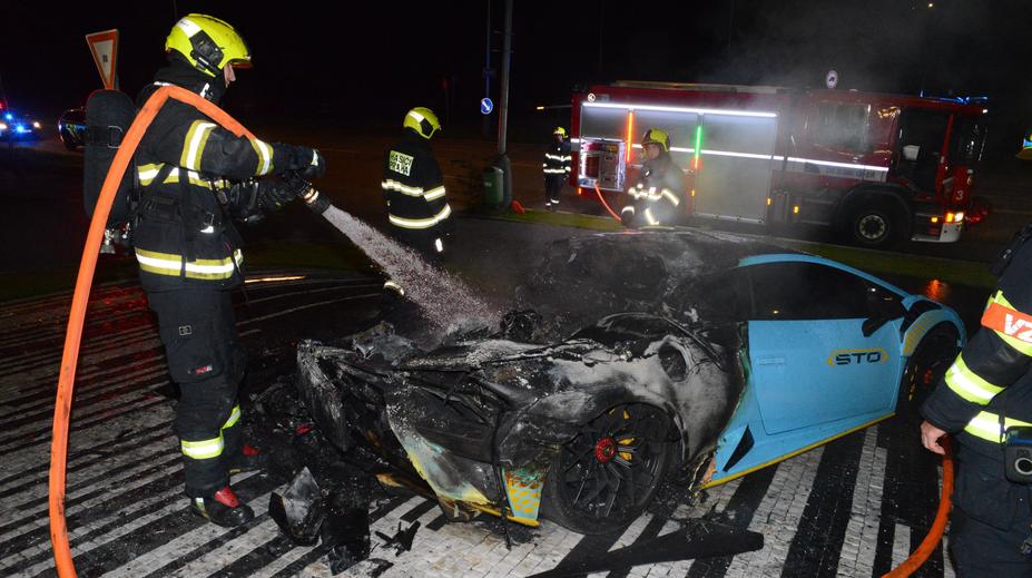 Plameny zničily luxusní auto. Škoda je 11 milionů korun