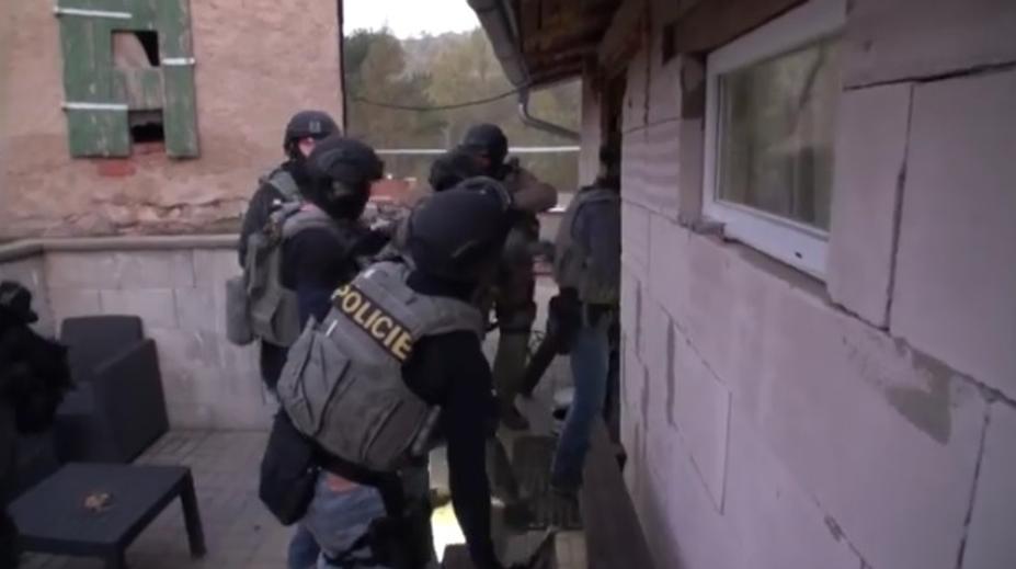 Skupina Čechů si měla zotročit 17 lidí! Ženy musely šlapat