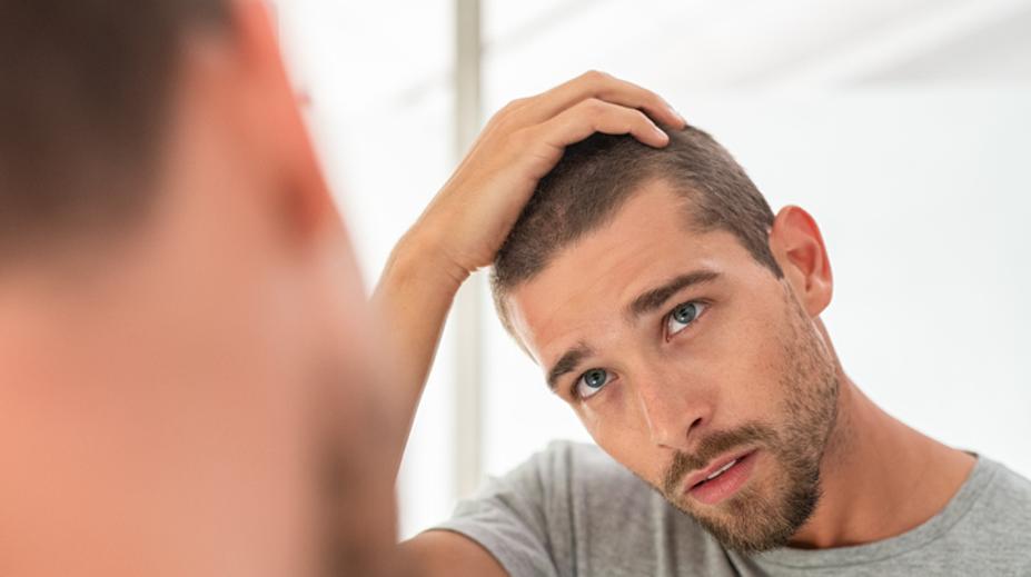 Zavřená kadeřnictví a barbershopy? Návod, jak si upravit vlasy jako profík