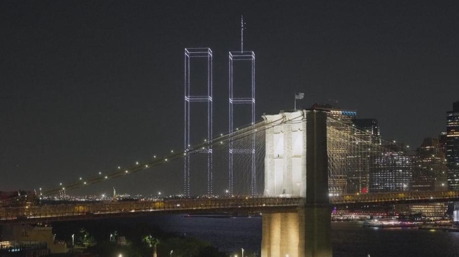 New York si připomněl oběti útoku z 11. září. Oblohu rozzářila světelná instalace