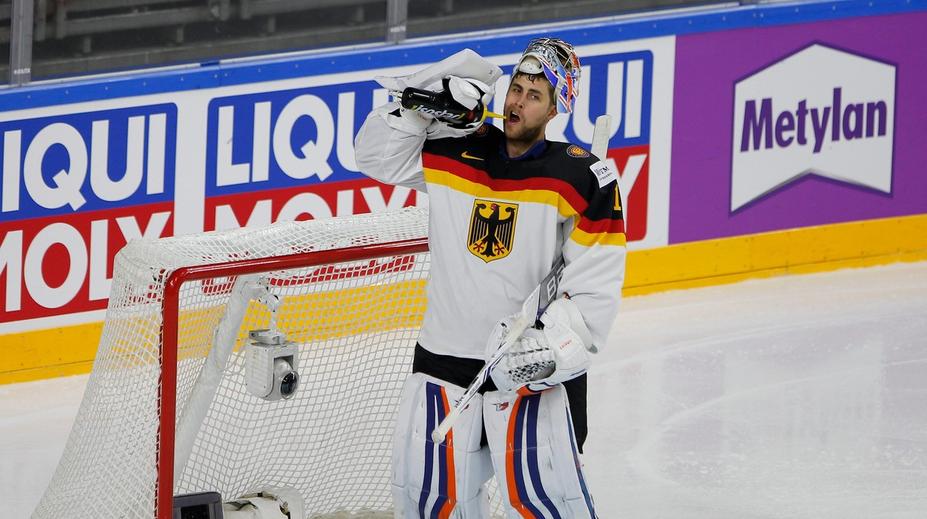 Dal like fotce Hitlera s Clintonovou, hvězdu NHL vyloučili z reprezentace