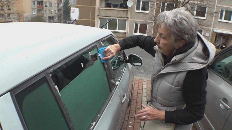 Ranní mrazíky potrápily řidiče. Vzniká černý led a odcházejí autobaterky
