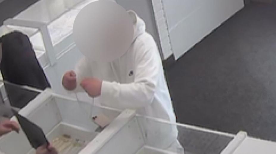 Zloděj smolař. Policie dopadla muže po krádeži řetízku za pár minut