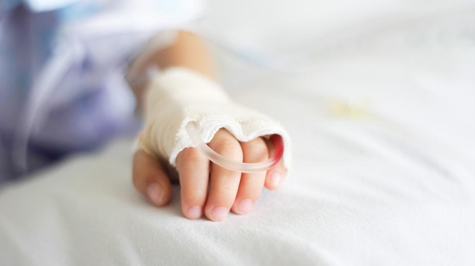 Chlapec snědl sýr a upadl do kómatu. Po devíti letech od nákazy zemřel