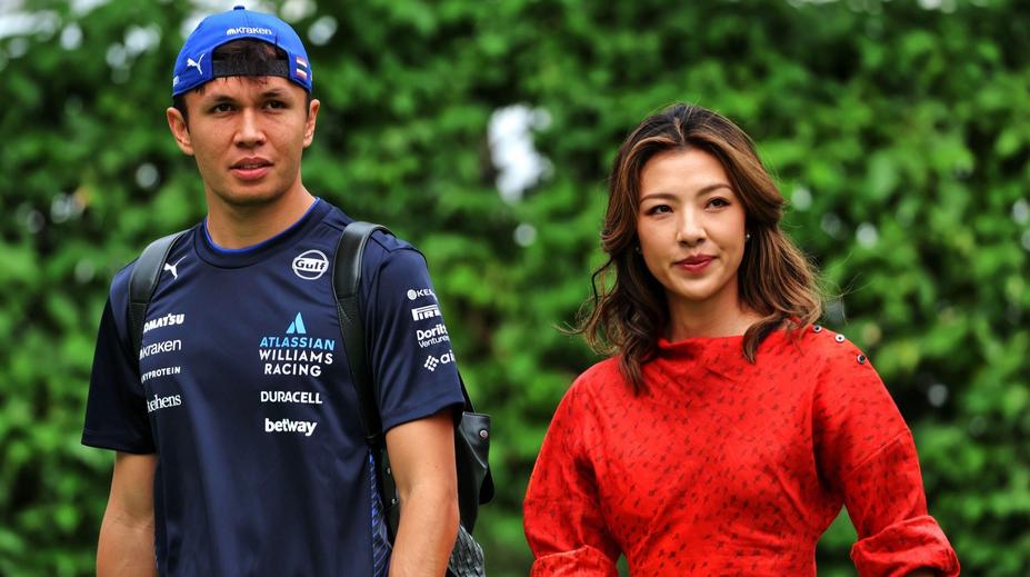 Zamilovaná fotka a prstýnek. Pilot F1 požádal o ruku golfovou hvězdu